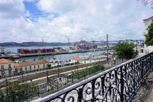 Los Muelles de Alcântara y el Ponte 25 de Abril vistos desde uno de nuestros paseos favoritos en Lisboa.