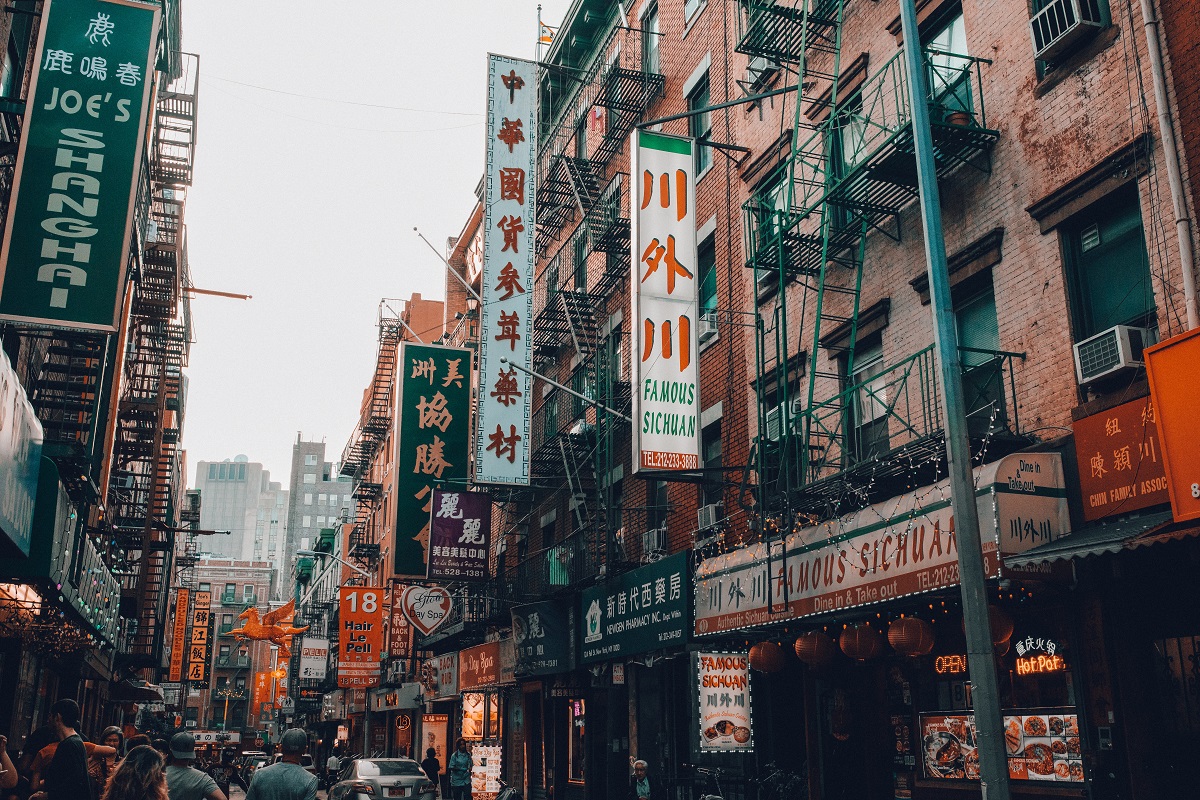 Una calle concurrida y bulliciosa en el barrio chino de Nueva York