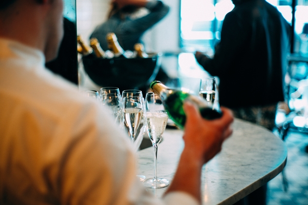 ¿Qué es Prosecco? Es un vino blanco espumoso y es el favorito de muchos rumanos.