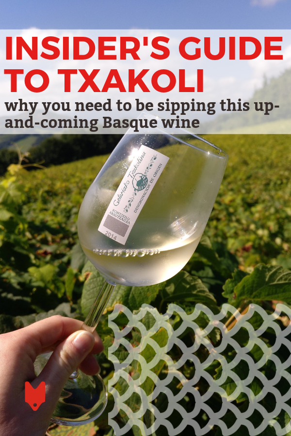 ¿Qué es el txakoli? Este vino blanco ligeramente espumoso del País Vasco está causando sensación en el mundo del vino internacional. Ven a descubrir por qué.