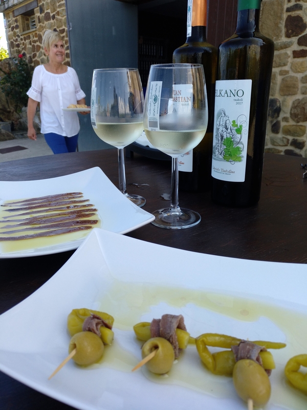 ¿Qué es el txakoli y con qué maridarlo? Este vino blanco seco ligeramente espumoso del País Vasco marida muy bien con pintxos de marisco.