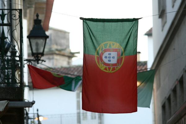 Figuras de la bandera portuguesa en la celebración del 5 de octubre.