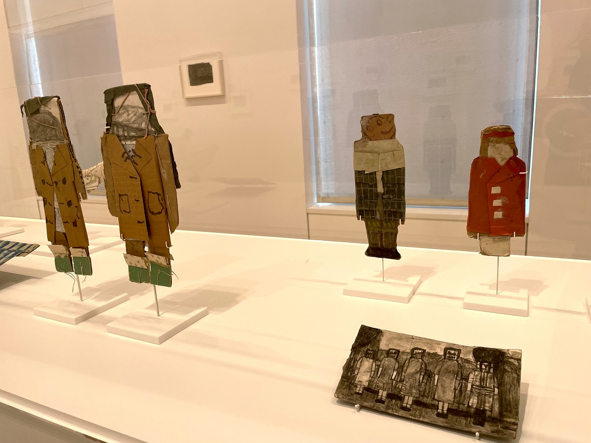 Muñecas de papel a la venta en un museo de arte