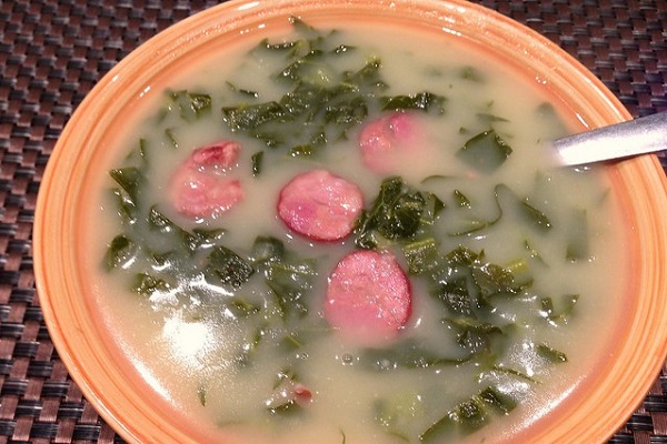 Si se pregunta qué comer en Lisboa a altas horas de la noche, Caldo Verde es el camino a seguir. Esta sopa tradicional se prepara con col rizada, papas y, a veces, chorizo, como se muestra aquí.