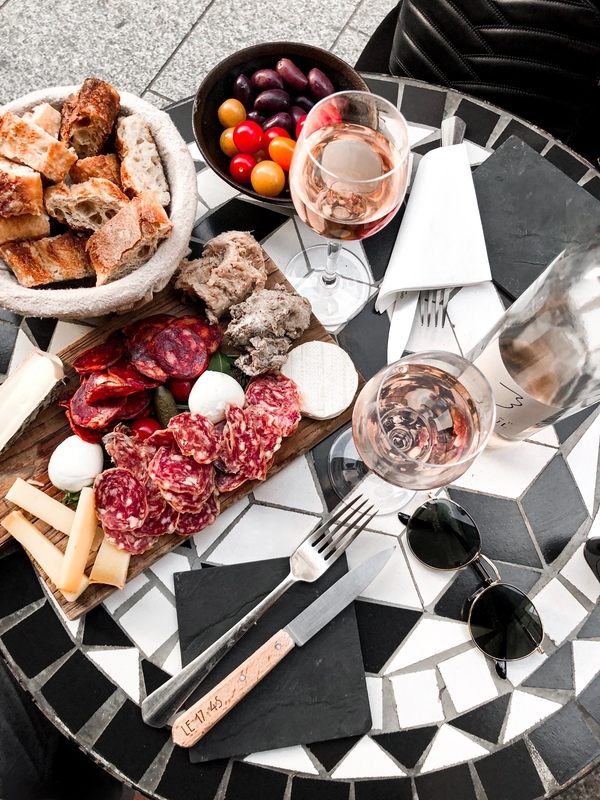 Si no está seguro de qué comer en Roma, no puede equivocarse con el simple placer de las carnes curadas italianas.