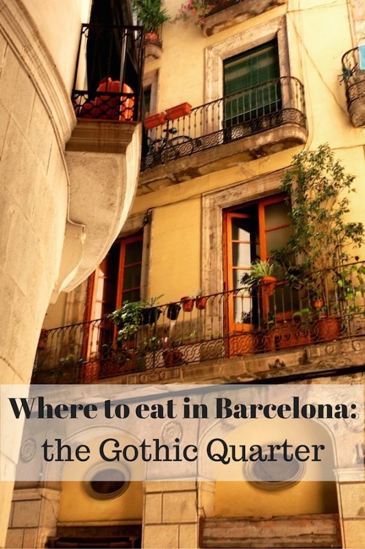 El distrito más antiguo de Barcelona, ​​el Barrio Gótico, está lleno de encanto, enigma y, bueno, una buena cantidad de trampas para turistas. Pero eso no quiere decir que no se pueda comer bien allí, ¡solo hay que saber dónde buscar! ¡Lee nuestra guía sobre dónde comer en el Barrio Gótico de Barcelona y vive una deliciosa aventura en esta increíble ciudad!