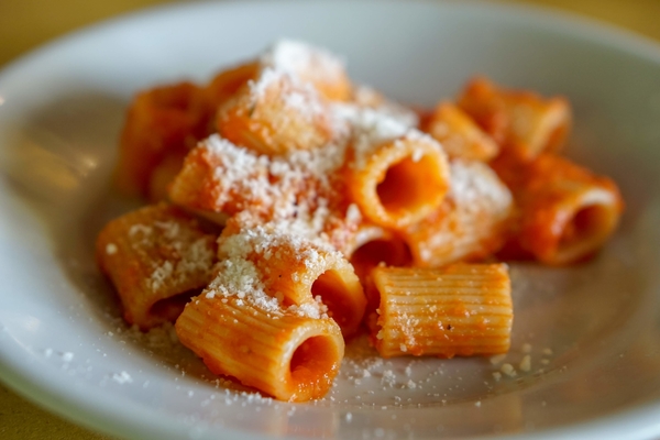 Da Cesare es una de nuestras mejores opciones para cenar en Roma en agosto. ¡Sirven algunas de las mejores pastas all'amatriciana de la ciudad!