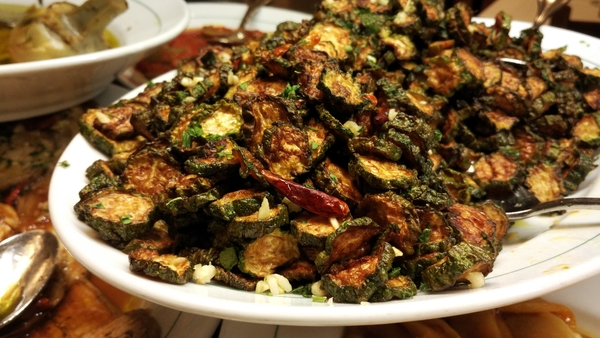 ¿No sabes dónde comer en Roma en agosto? Ve directo a Nonna Betta y pídete una concia (calabacín frito con vinagre).