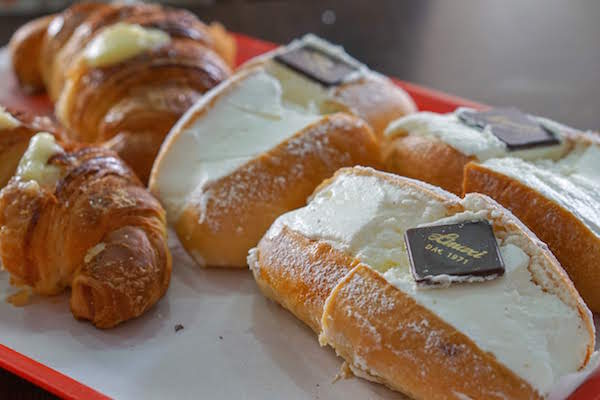 Si no está seguro de dónde comer en Roma un domingo por la mañana, Linari (hogar de los mejores maritozzi de la ciudad) es una excelente opción.