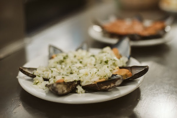 ¿Te estás preguntando dónde comer en San Sebastián? Nos encantan los mariscos increíblemente frescos en La Mejillonera.