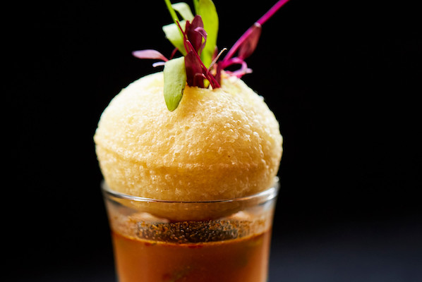 Rasam ke bomba sopa en el restaurante indio Gunpowder, Londres