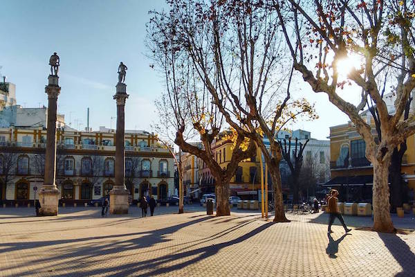 ¿No sabes dónde alojarte en Sevilla con niños? La espaciosa Alameda de Hércules es una excelente base de operaciones, ¡e incluso tiene un parque infantil!
