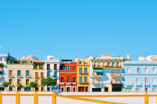 Triana es una gran opción para alojarse en Sevilla con niños. No es muy turístico, solo un paseo fácil al centro de la ciudad.