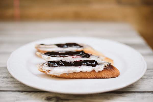 Anchoas en pan con mermelada de arándanos