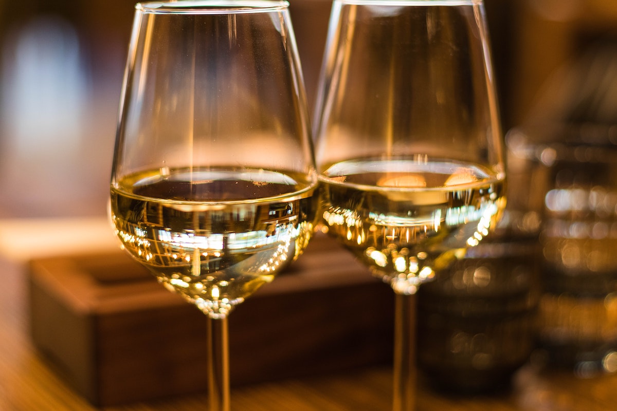 Cerca de dos copas de vino blanco