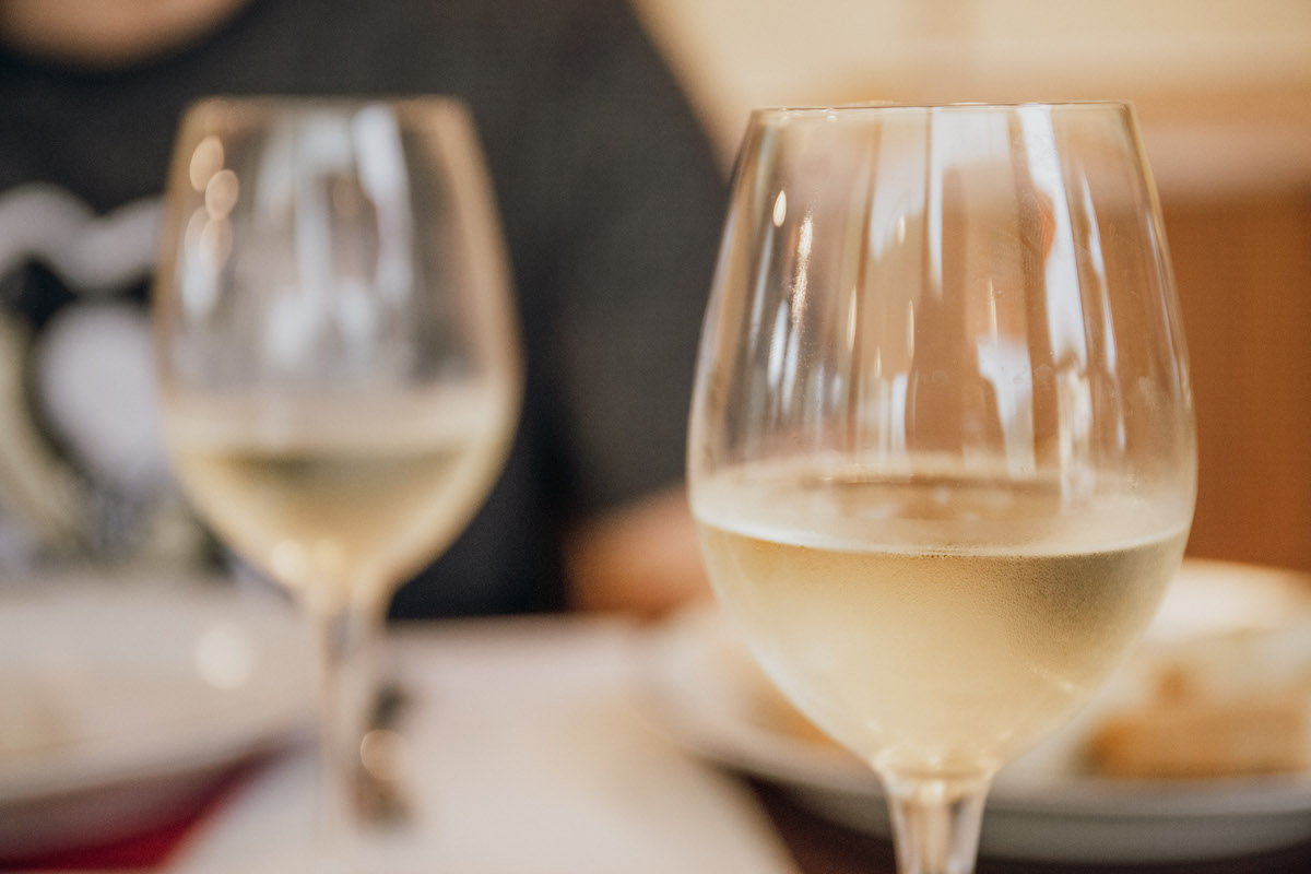 Cerca de dos copas de vino blanco frío