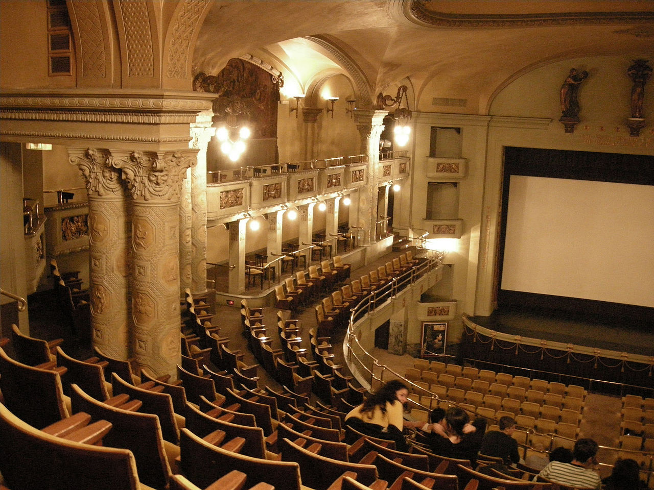 antigua sala de teatro con sillas de madera