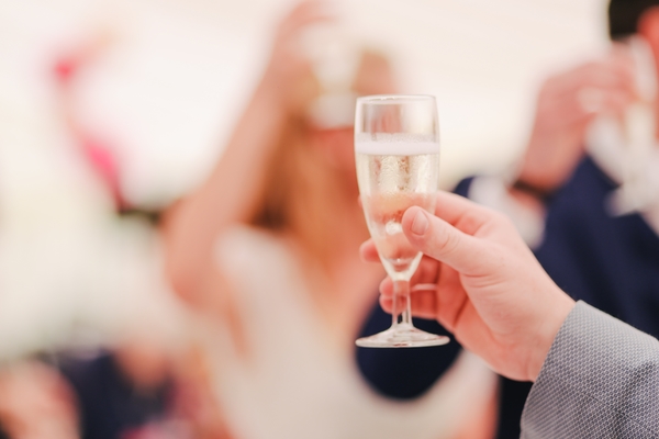 L'avant Comptoir es uno de los pocos bares de vinos de París que sirve cualquier cosa por copa, incluso champán.