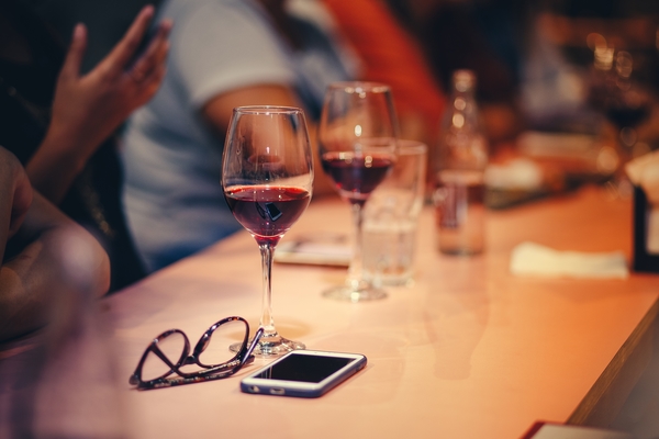 ¡Algunos de los mejores bares de vinos de París sirven las mejores cosas directamente del barril!