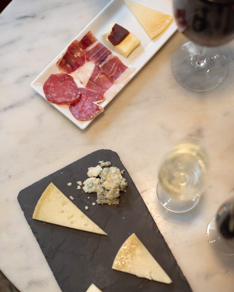 Vino, queso, embutidos