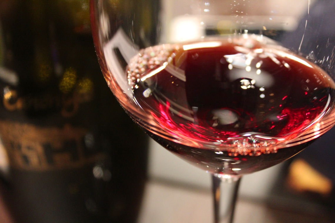 Vino en España: ¡barato, sabroso y abundante! Nos encanta que todo el mundo tenga acceso a un gran vino... ¡clave para una buena dieta mediterránea española!