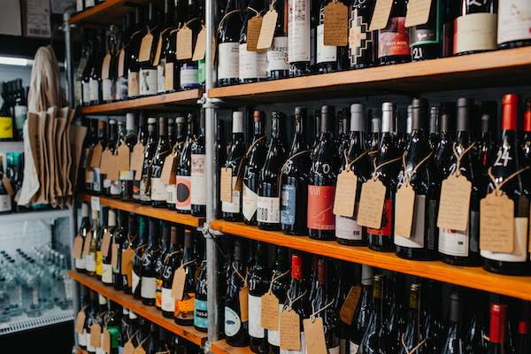 Botellas de vino en un estante