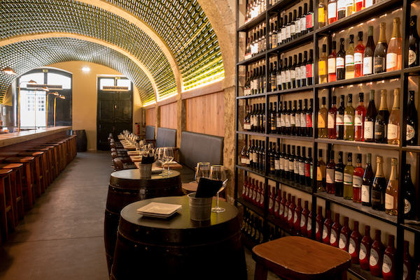 En el restaurante Wine y tienda de vinos en Lisboa