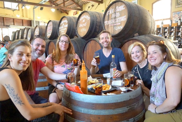 Disfruta de una escapada a una bodega en el hermoso pueblo de Alella, es una de las mejores cosas que hacer en Barcelona para nuestros huéspedes.