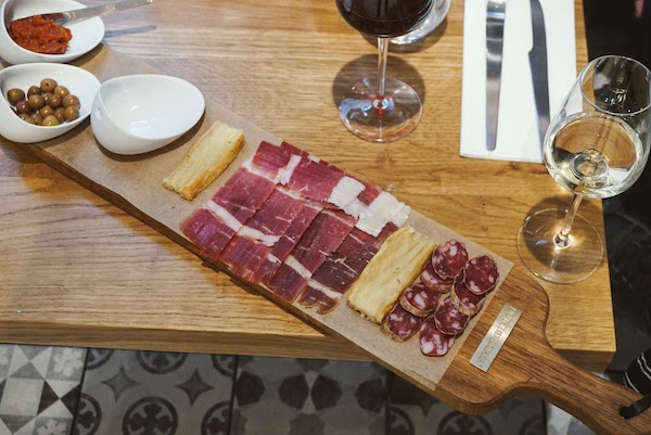 Vino con embutidos y queso