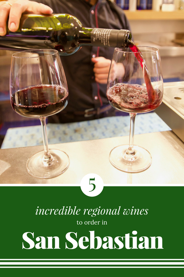 Si viajas a San Sebastián, ¡es hora de ampliar tus conocimientos sobre el vino español! Rioja y Ribera son geniales, pero hay todo un mundo en los vinos del norte de España, incluido el propio txakoli del País Vasco, ¡y queremos que los pruebes todos! Siga leyendo para conocer los mejores vinos para probar en San Sebastián. #vino #winedestinations #travelguides #bucketlist #foodie #donosti #sansebastian
