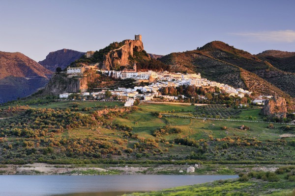 Zahara de la Sierra, uno de los mejores pueblos para una excursión de un día desde Sevilla!