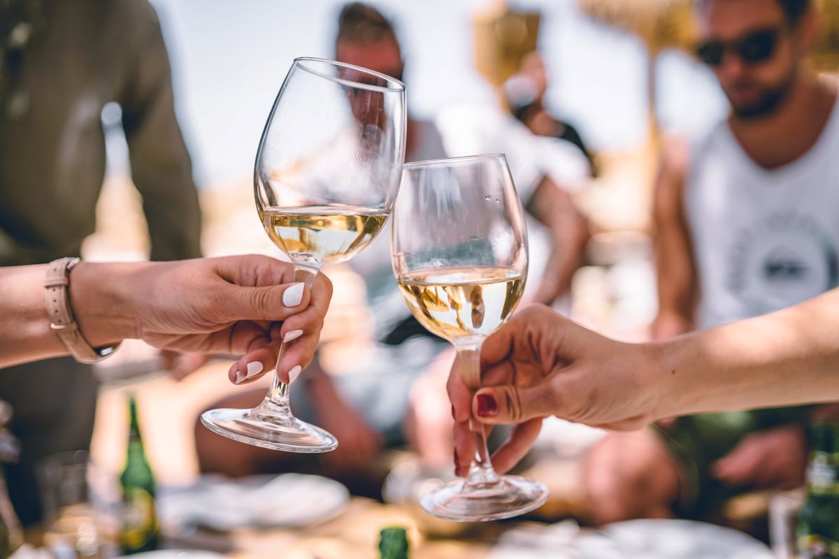 dos mujeres, tenencia, copas, de, vino blanco